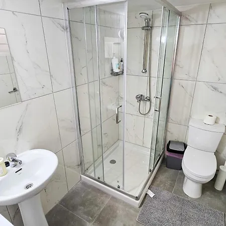 The Urban Retreat Rooms, 150M From Chabad Lubavitch Apartmán